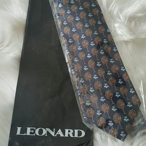 NEW Authentic Leonard Paris silk tie